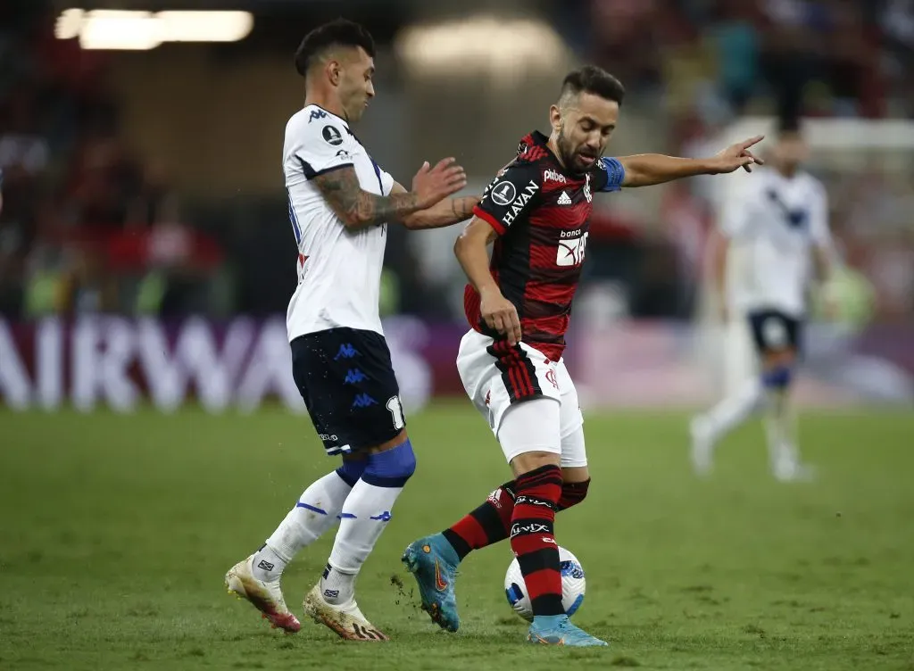 Lucas Janson marca a Éverton Ribeiro en un partido entre Vélez Sarsfield y Flamengo. (Wagner Meier/Getty Images)