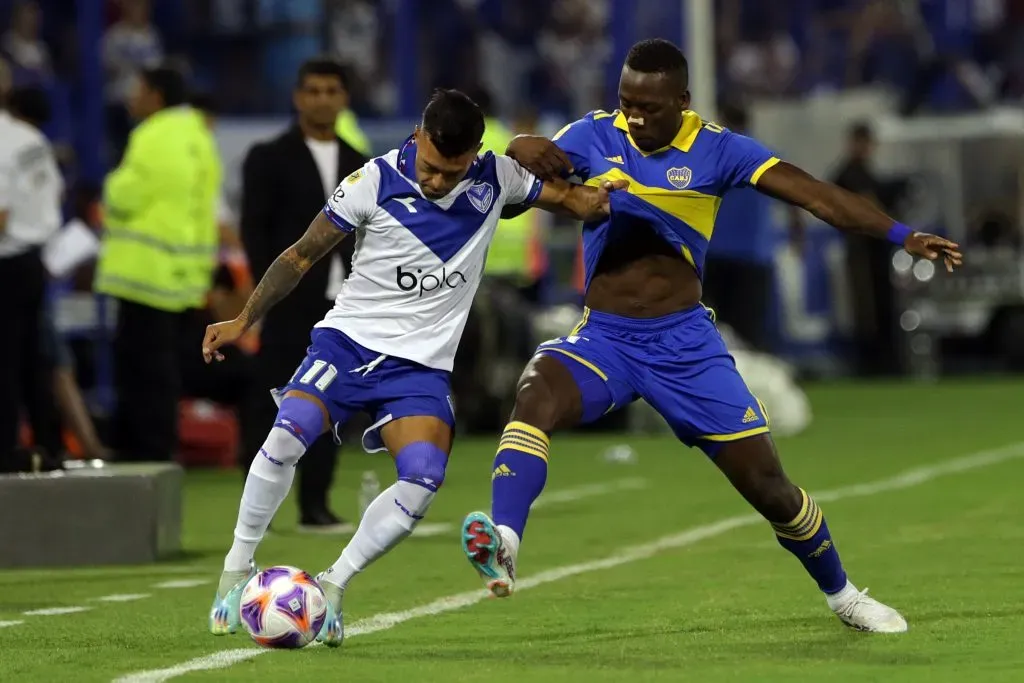 Lucas Janson lucha una pelota con el peruano Luis Advíncula en un partido entre Vélez Sarsfield y Boca Juniors. (Getty Images).