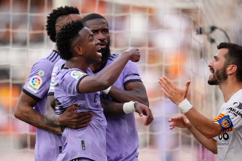 Vinícius Júnior reaccionó así ante insultos racistas de hinchas del Valencia. (Aitor Alcalde/Getty Images)