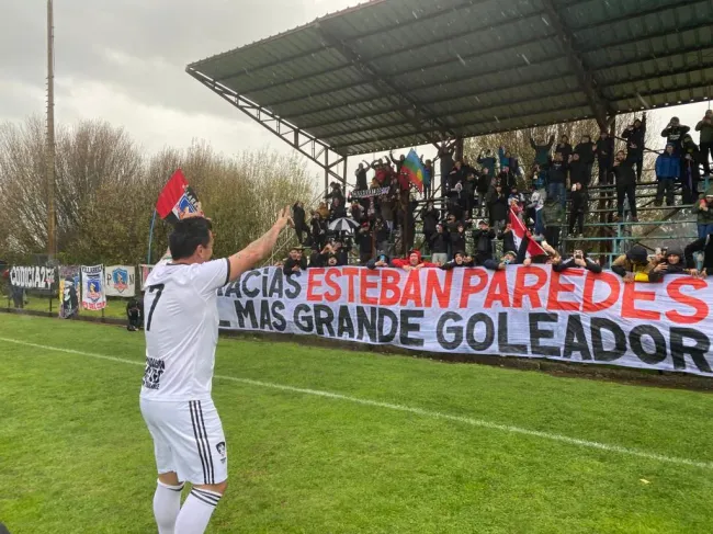 Varios hinchas llegaron a ver a Esteban Paredes en el amistoso jugado en Villarrica. | Foto: @VillarricaMuni