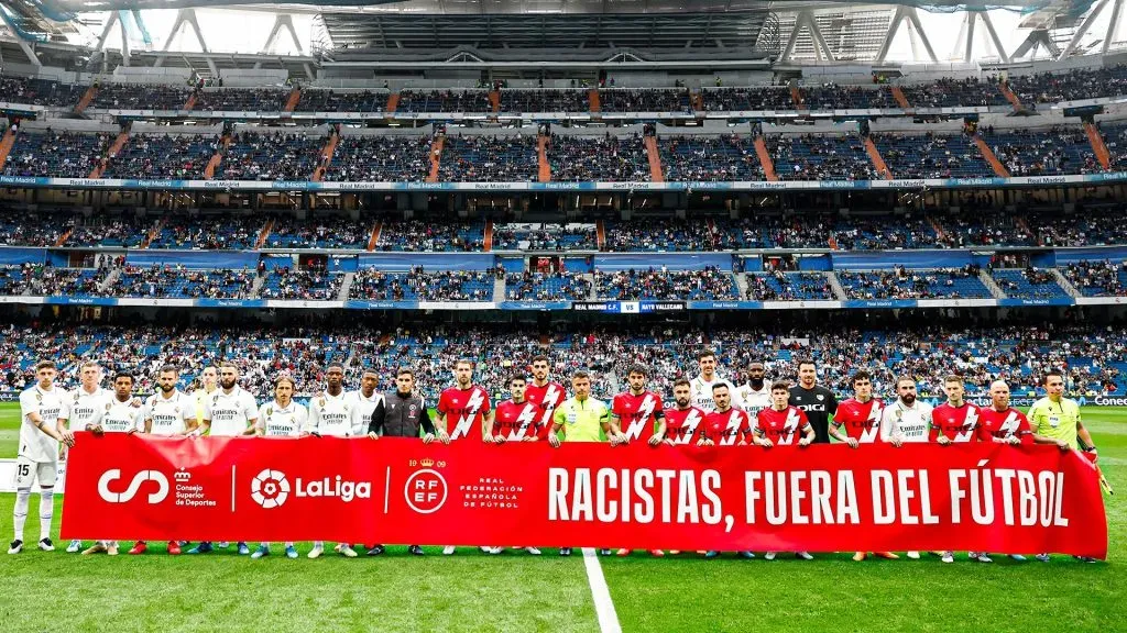 Real Madrid y Rayo Vallecano salieron a la cancha con un lienzo contra los racistas. Foto: Comunicaciones Real Madrid.