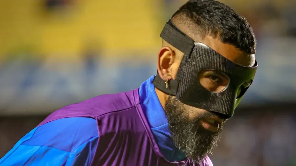 Un enmascarado Ronnie Fernández fue figura en Copa Libertadores. Foto: Comunicaciones Bolívar.