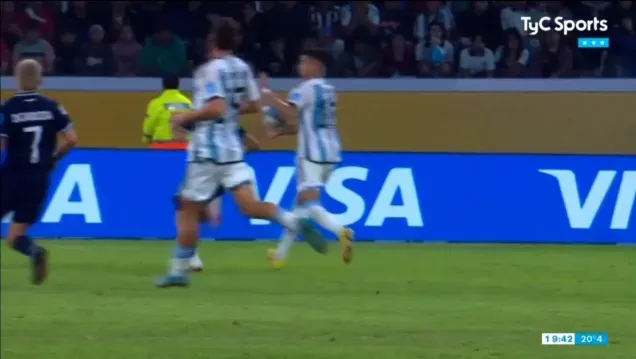 La mano que le costó la expulsión a Tomás Avilés en el triunfo por 3-0 de Argentina a Guatemala en el Grupo A del Mundial Sub 20. (Captura TyC Sports).