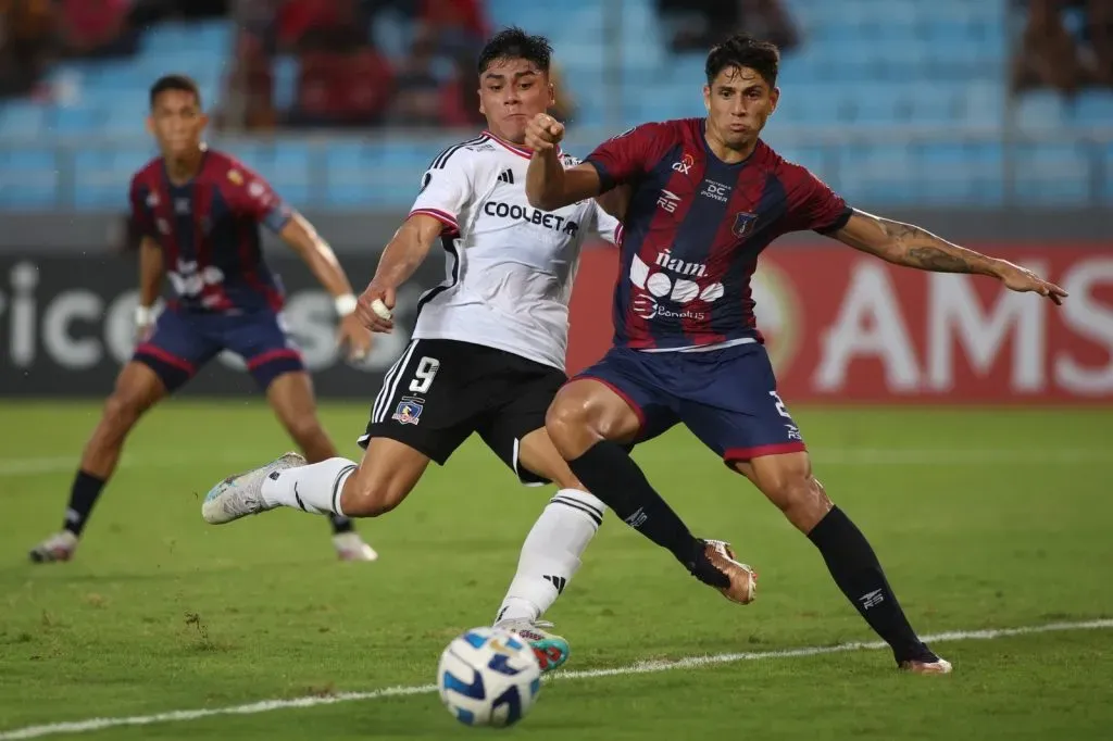 Damián Pizarro en acción ante el Monagas. El delantero de Colo Colo no pudo anotar pese a que tuvo una chance clarísima. (Comunicaciones Colo Colo).