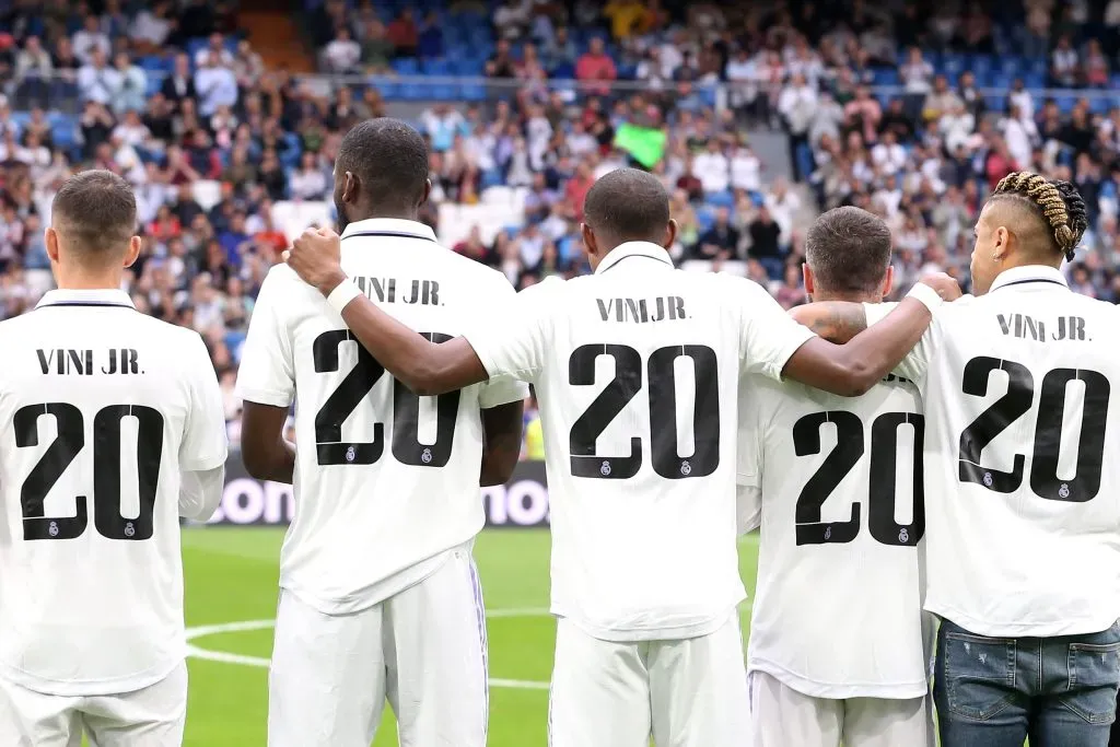 Los jugadores del Real Madrid salieron con la camiseta de Vini para apoyar al brasileño. | Foto: Getty Images.