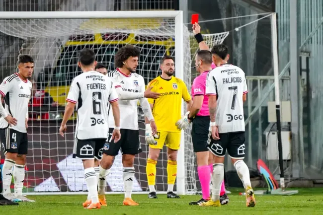 Maximiliano Falcón dejó con diez a Colo Colo por una roja directa en la derrota ante Curicó Unido. | Foto: Guillermo Salazar.