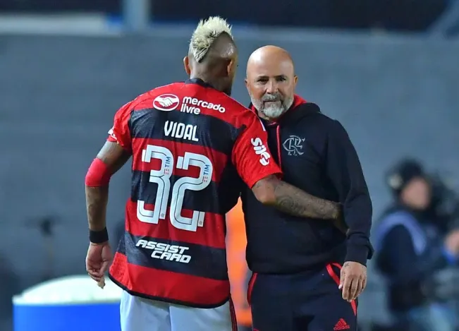 Pese a reencontrarse con Jorge Sampaoli en este 2023, Arturo Vidal no ha podido ganarse al siempre exigente medio brasileño. ¿Será Colo Colo su destino en caso de partir? | Foto: Getty Images.