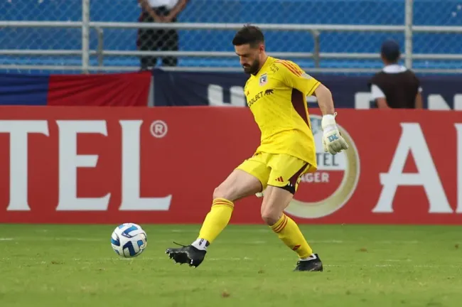 Fernando de Paul llevaba varios partidos de titular en Colo Colo antes de esta expulsión. | Foto: Colo Colo.