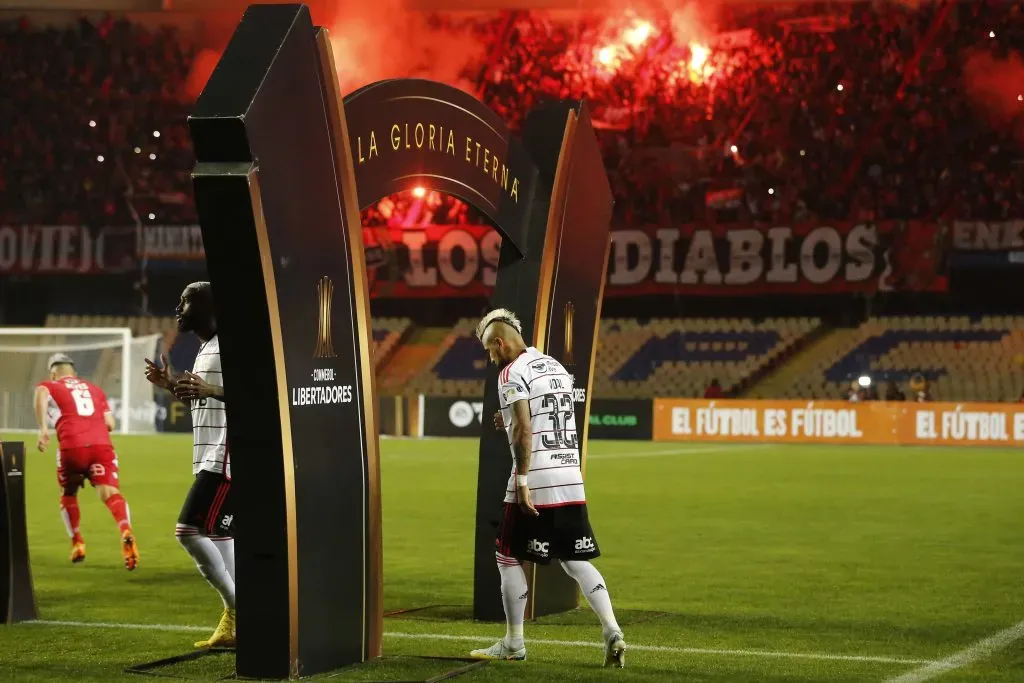 Arturo Vidal fue ovacionado en Concepción en el duelo entre Flamengo y Ñublense, pero en su regreso a Brasil se terminó agarrando con un fanático por insultos. Foto: Photosport.