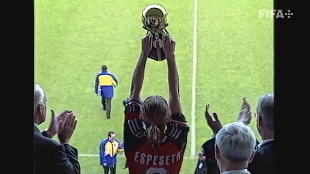 Antiguo trofe de la Copa del Mundo femenina | Foto: Pantallazo de la final de 1995 que resultó ganador Noruega