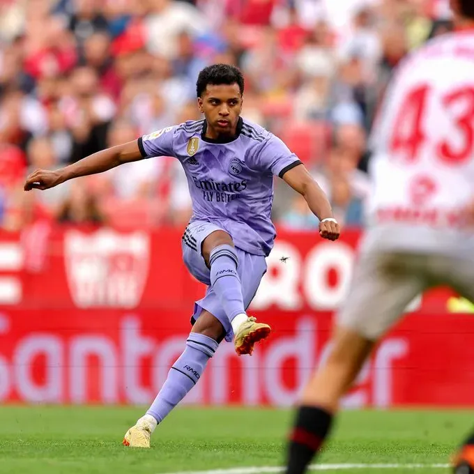 Imágenes que fueron golazos: Rodrygo mandó un zapatazo de tiro libre que se transformó en el empate parcial ante el Sevilla.
