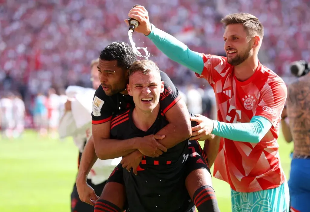 El portero reserva del Bayern Múnich, Sven Ulreich, baña en cerveza a Joshua Kimmich y Serge Gnabry.  (Alexander Hassenstein/Getty Images)
