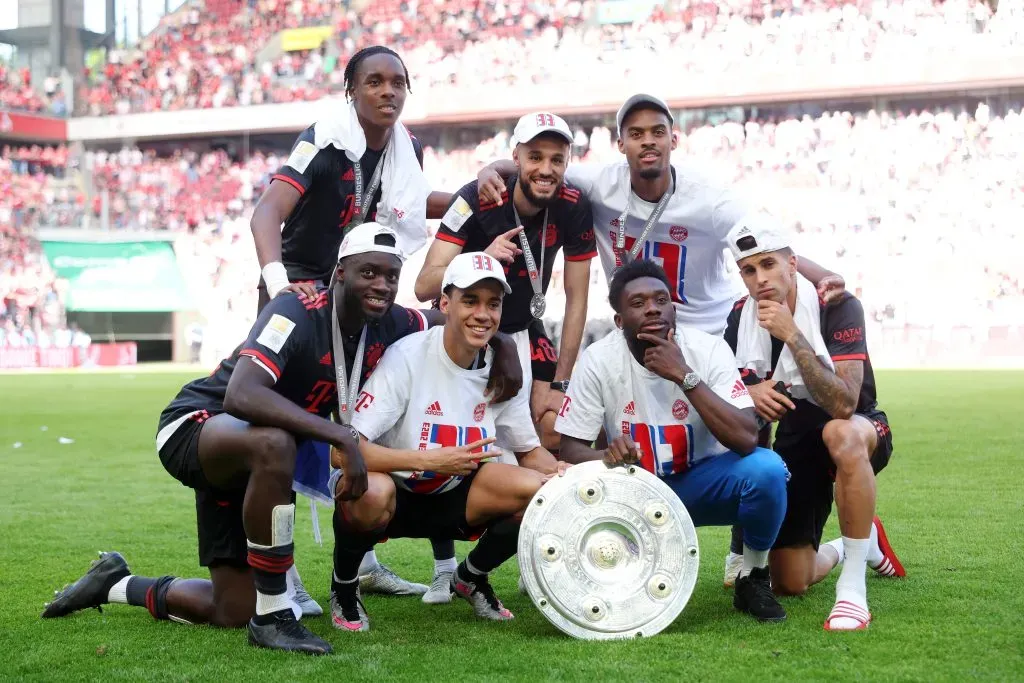 Dayot Upamecano, Mathys Tel, Jamal Musiala, Noussair Mazraoui, Alphonso Davies, Ryan Gravenberch y Joao Cancelo posan con el hermoso trofeo de la Bundesliga.  (Alexander Hassenstein/Getty Images)