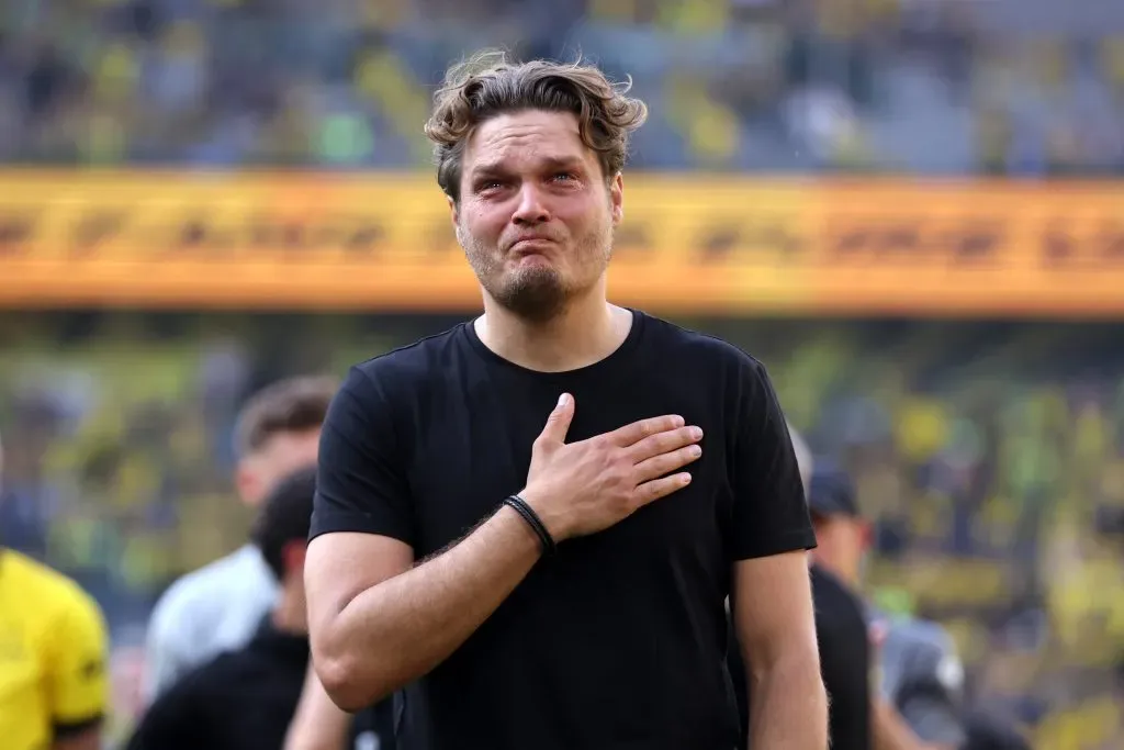 Edin Terzic, el DT del Borussia Dortmund, se despidió así de los hinchas que llegaron al Signal Iduna Park. (Alex Grimm/Getty Images)