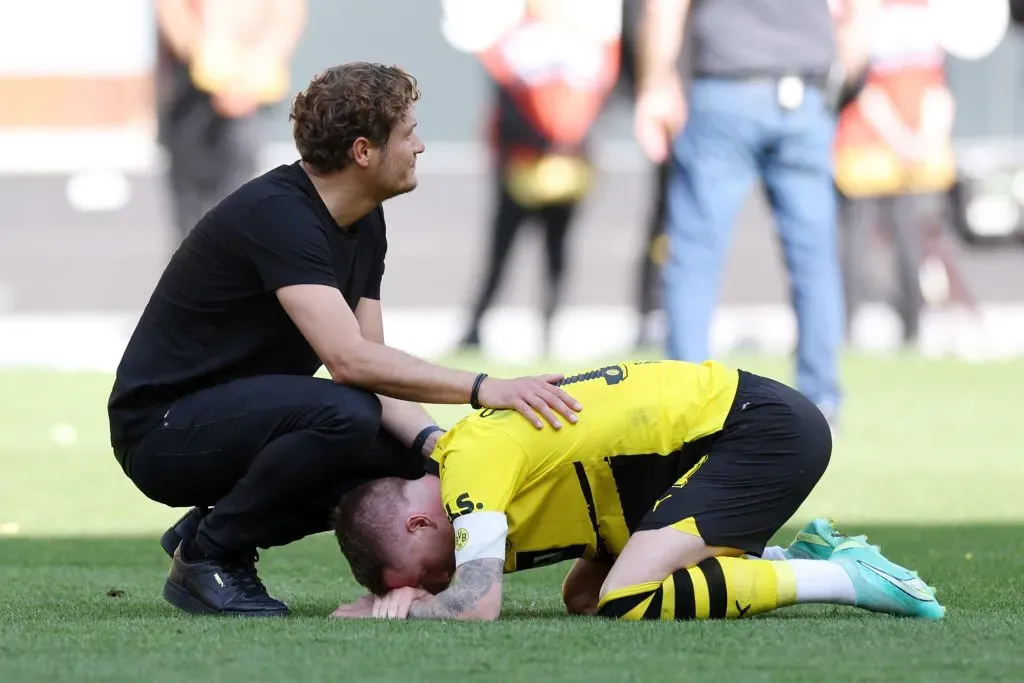 Edin Terzic, el DT del Borussia Dortmund, intenta consolar a Marco Reus.  (Lars Baron/Getty Images)