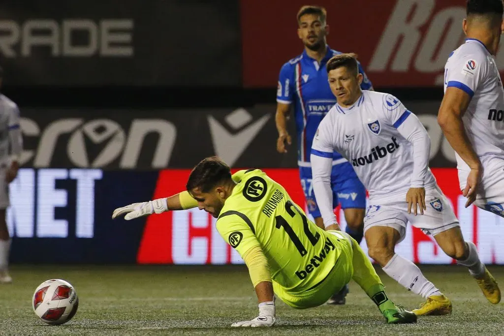 Tomás Ahumada en acción por Audax Italiano frente a Huachipato. (Marcelo Hernández/Photosport)