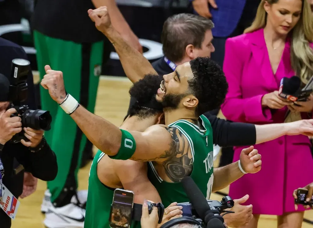 Jayson Tatum fue figura en la victoria de Boston Celtics ante Miami Heats para empatar la serie de la Conferencia Este (Photo by Megan Briggs/Getty Images).