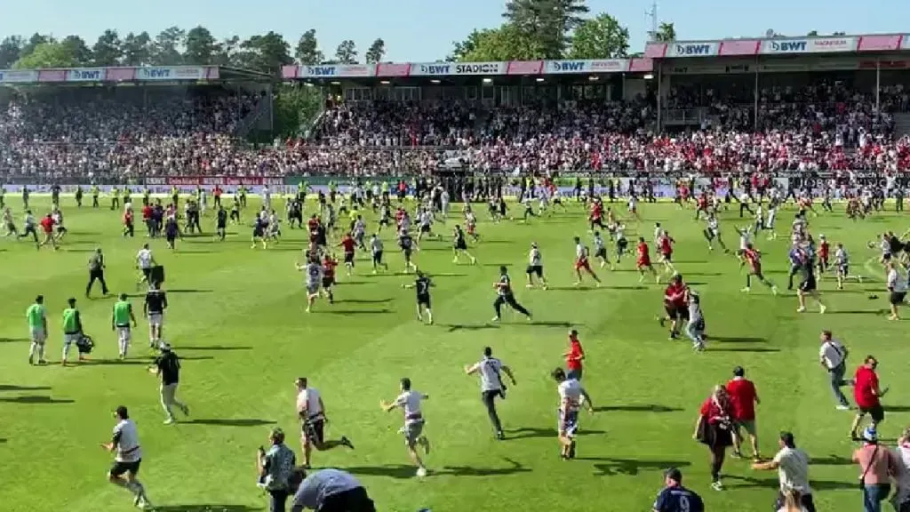 Hinchas del Hamburgo saltan a la cancha y quedan en ridículo por quedar fuera al último minuto (Twitter).