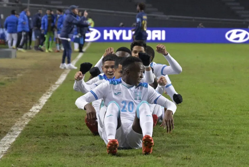 Remando celebraron su gol ante Francia los hondureños. Finalmente, será en avión que se irán para la casa | Foto: Twitter Fifa