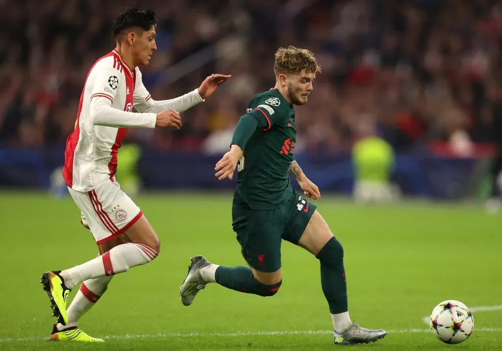 Edson Álvarez con la camiseta del Ajax persigue a Harvey Elliott del Liverpool.  (Dean Mouhtaropoulos/Getty Images)