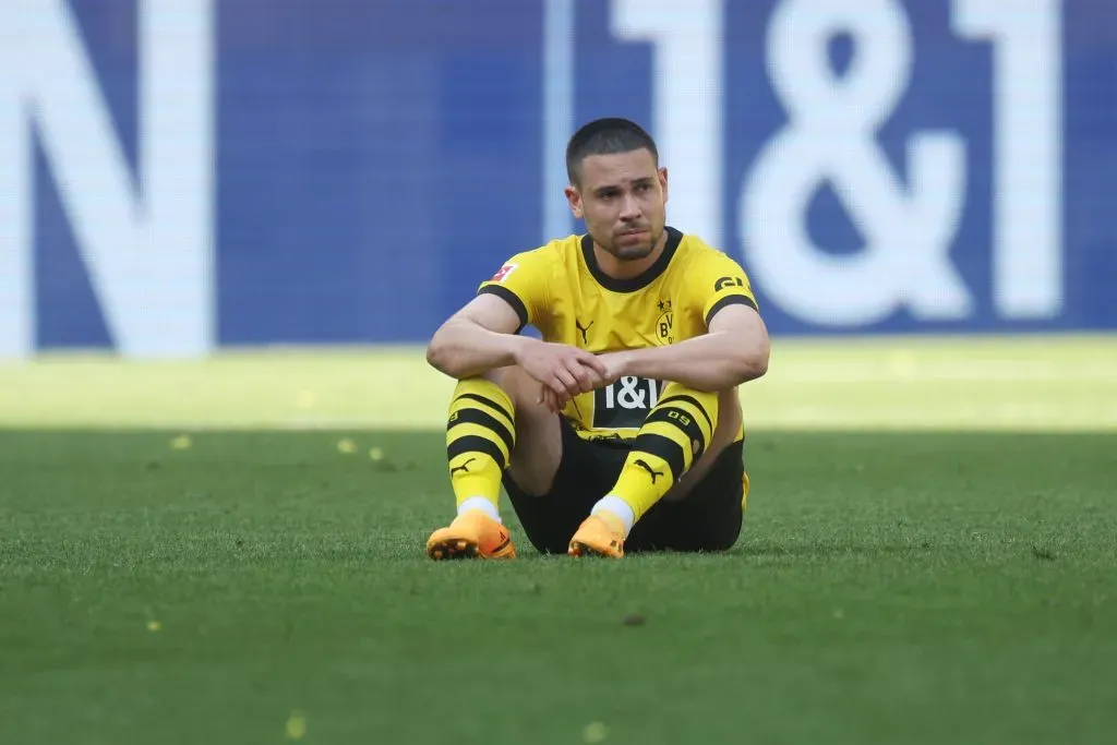 Raphaël Guerreiro quedó así tras perder la Bundesliga. En el Borussia Dortmund, el portugués jugó 224 partidos en siete temporadas. Anotó 40 goles y regaló 50 asistencias, según Transfermarkt. (Alex Grimm/Getty Images)
