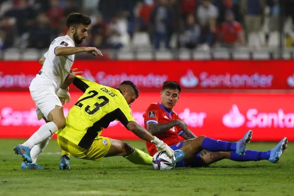 Brayan Cortés en acción por la Roja en la derrota ante Uruguay por las Clasificatorias a Qatar 2022. (Marcelo Hernández/Getty Images)