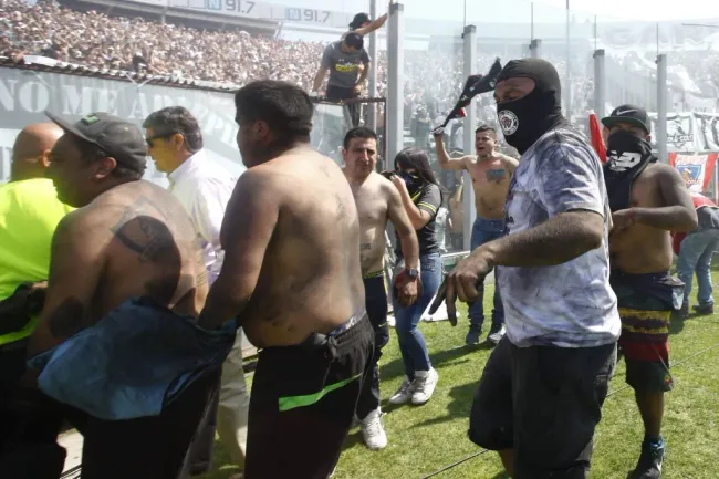 Los hinchas de Colo Colo tuvieron un muy mal comportamiento en el Estadio Monumental. | Foto: Photosport.