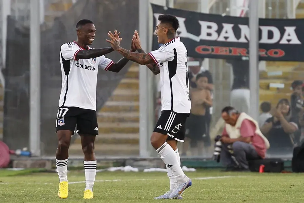 Fabián Castillo festeja junto a Darío Lezcano el gol que el paraguayo le anotó a Magallanes. Colo Colo venció 2-0 a Magallanes con tantos del colombiano y del guaraní. (Dragomir Yankovic/Photosport