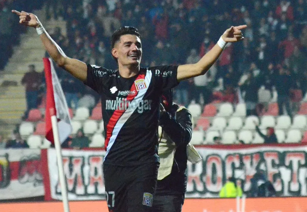 Diego Coelho celebra uno de los 15 goles que ha anotado en Curicó Unido. (Carlos Herrera/Photosport