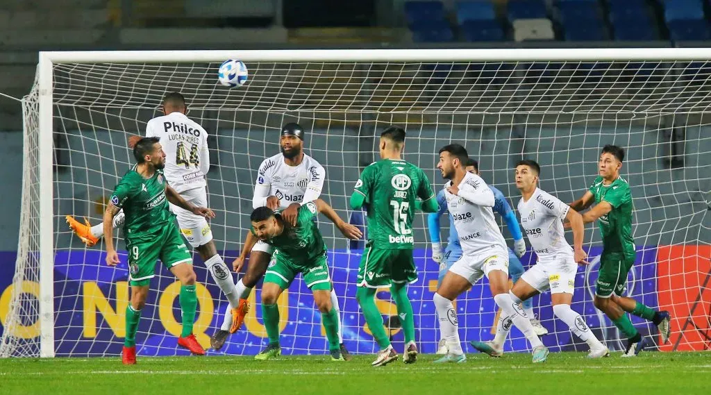 Audax Italiano derrotó al Santos y sigue vivo en Copa Sudamericana. Uno de sus hinchas llegó solo a Plaza Italia a celebrar. Foto: Photosport.