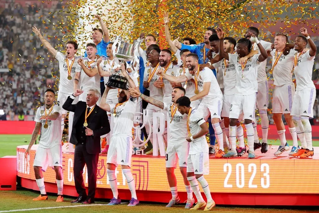 Karim Benzema levantó la Copa del Rey con el Real Madrid, que venció al Osasuna en la final. (Fran Santiago/Getty Images)