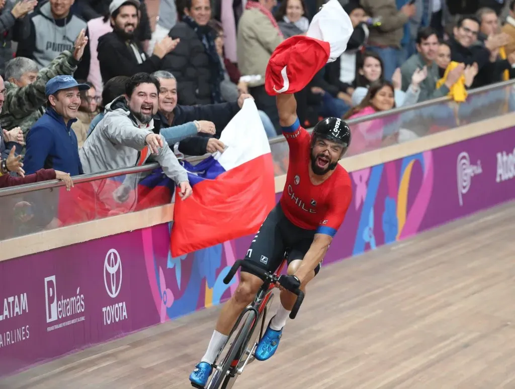 El ciclista chileno Antonio Cabrera ganó medalla de oro en los Panamericanos de Lima 2019, la que no podrá defender en Santiago 2023 por dar positivo en doping. | Foto: Archivo