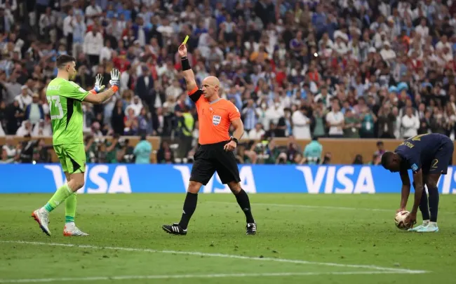 El polaco Szymon Marciniak, que podría ser suspendido en la Champions League, viene de dirigir la final del Mundial de Qatar 2022 entre Argentina y Francia. | Foto: Getty Images.