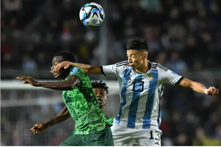 Tomás Avilés en acción por Argentina en la derrota frente a Nigeria. (Getty Images).