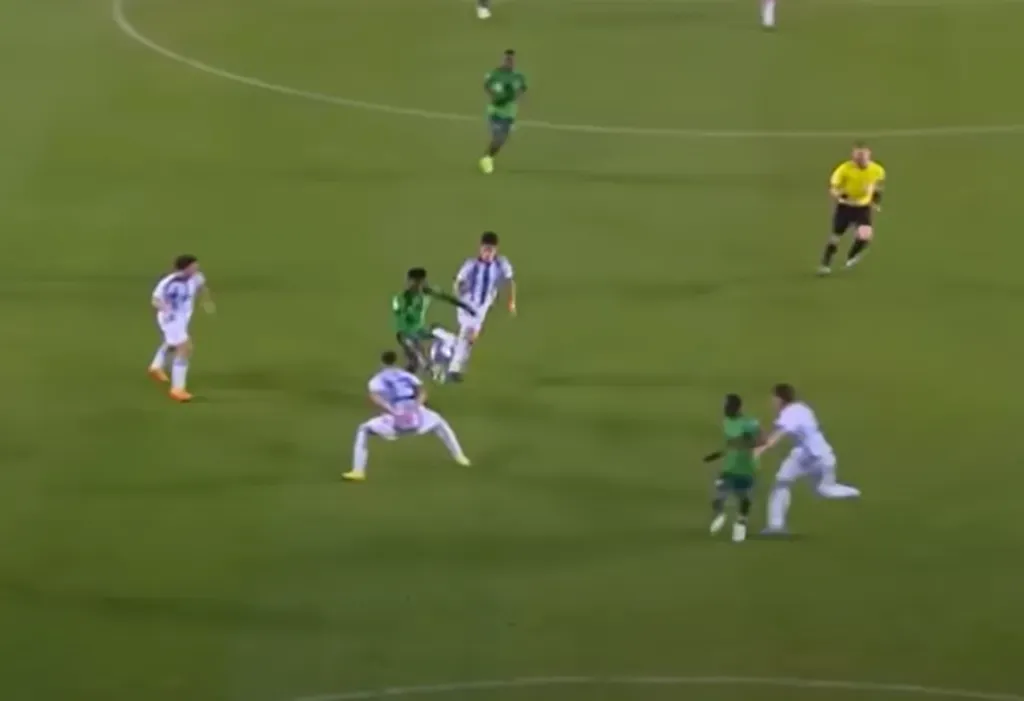 Así quedó Tomás Avilés en el primer gol de Nigeria contra Argentina. Es el “13”, está con las manos atrás. (Captura DSports).