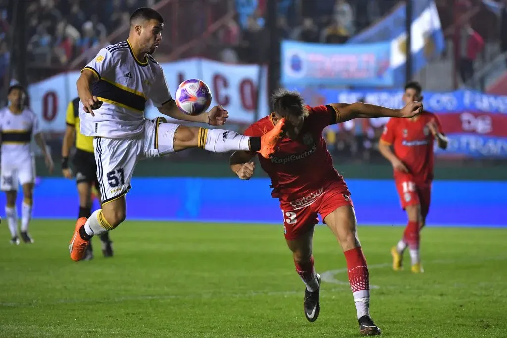 La acción que dejó a Marcelo Weigandt expulsado y a Jorge Almirón furioso antes de enfrentar a Colo Colo. ¿Te pareció roja? | Foto: Getty Images.