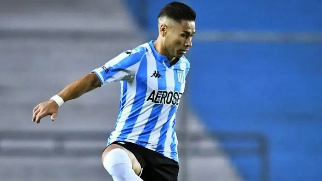 Óscar Opazo puede estar viviendo sus últimos días en Racing para volver a Colo Colo. Foto: Getty Images.