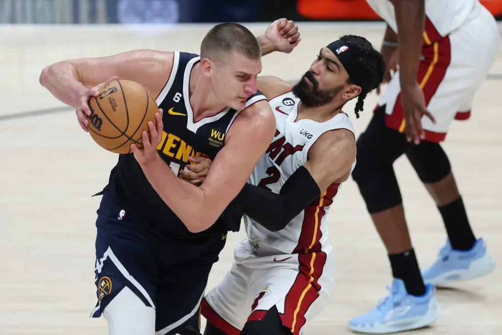 Nicola Jokic pierde ante Heats en el segundo juego de la NBA Finals (Photo by Matthew Stockman/Getty Images).