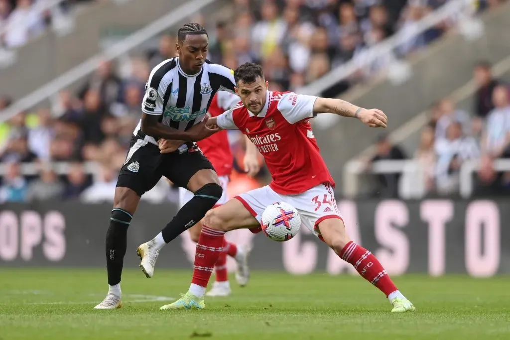Granit Xhaka protege el balón ante Joe Willock en un partido entre el Arsenal y el Newcastle. (Stu Forster/Getty Images)
