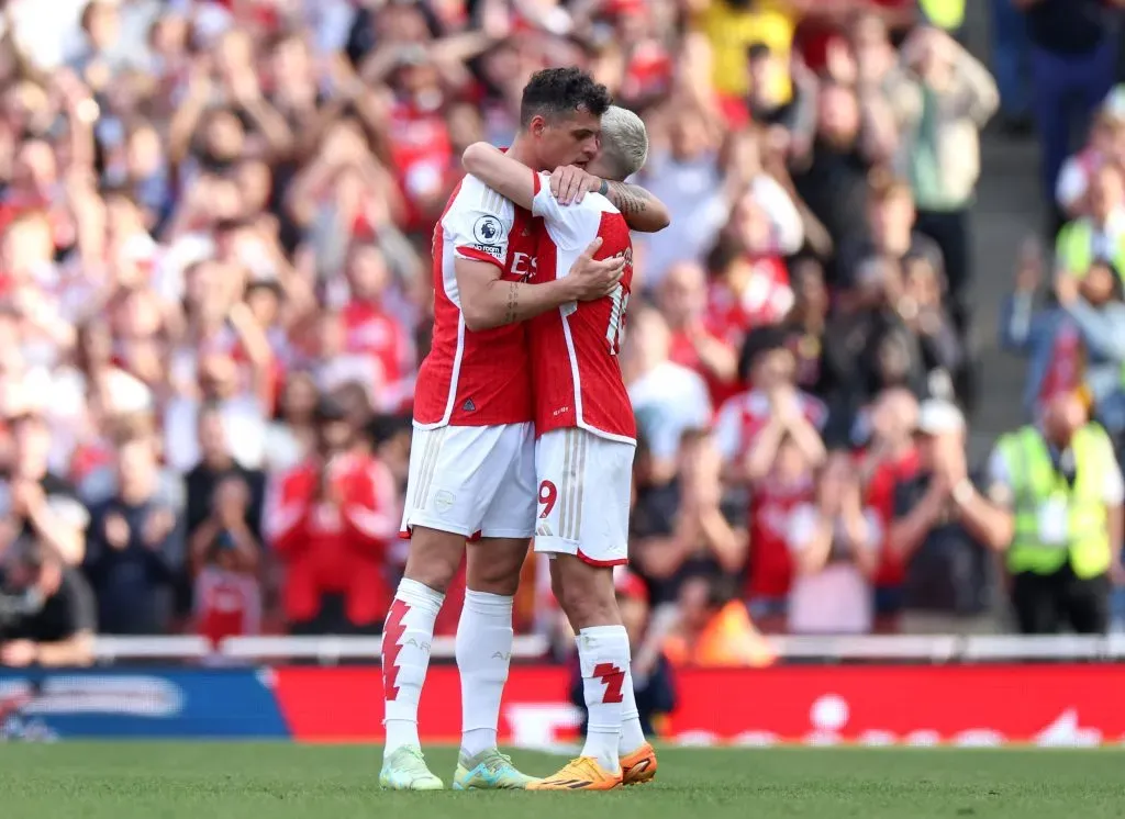 Granit Xhaka se despidió con emoción del Arsenal. Acá un emotivo abrazo con el belga platinado Leandro Trossard. (Catherine Ivill/Getty Images).