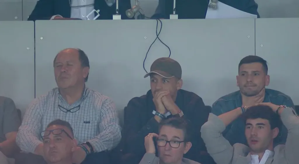 Así pillaron a Alexis Sánchez en la tribuna del duelo entre el Udinese y la Juventus.