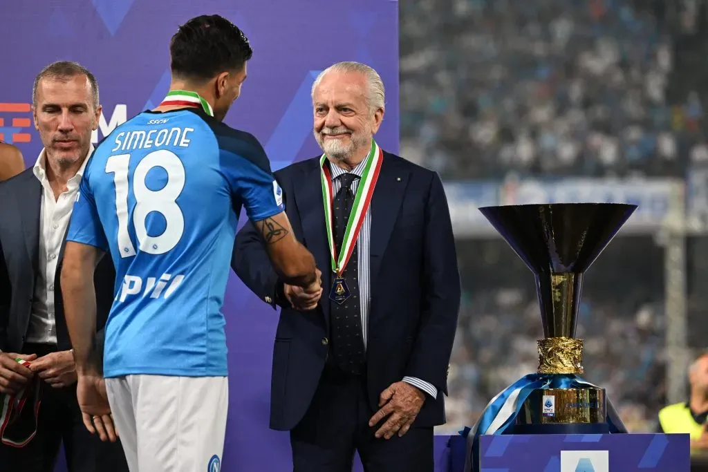 Aurelio de Laurentiis felicita a Giovanni Simeone por el título del Napoli en la Serie A. La hija de Maradona lo criticó con dureza por no invitarla a los festejos. (Francesco Pecoraro/Getty Images)