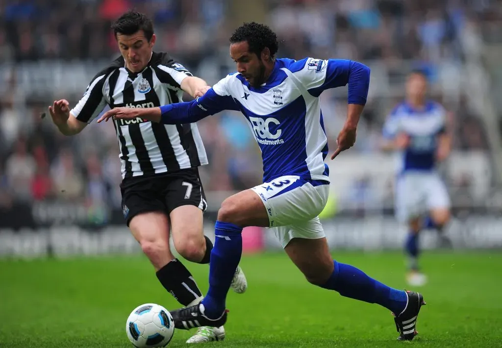 Jean Beausejour en acción por el Birmingham City frente a Joey Barton, volante central del Newcastle United. (Stu Forster/Getty Images)