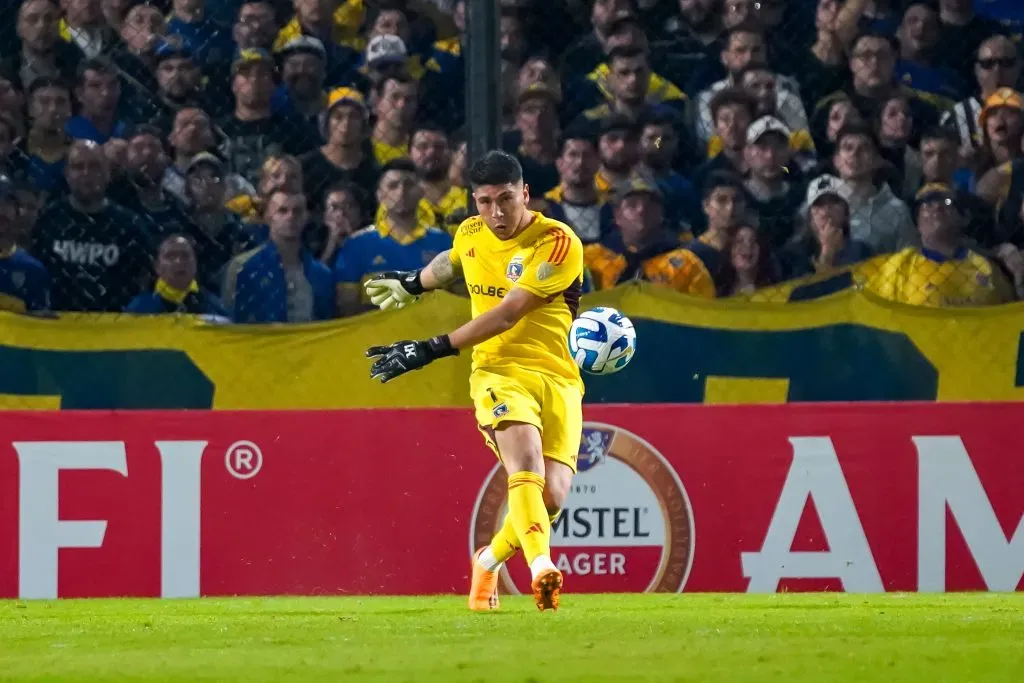 Brayan Cortés en acción por Colo Colo en La Bombonera. (Guille Salazar/RedGol).