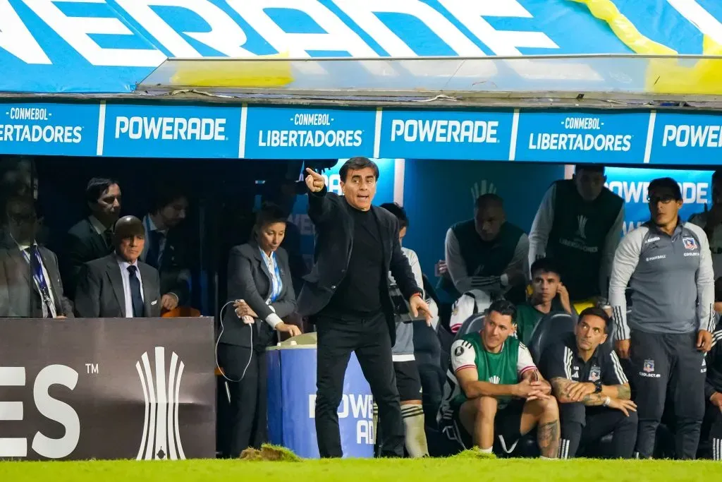 Gustavo Quinteros dirige en una de las bancas de La Bombonera. Colo Colo cayó 1-0 en su visita a Boca Juniors. (Guille Salazar/RedGol).