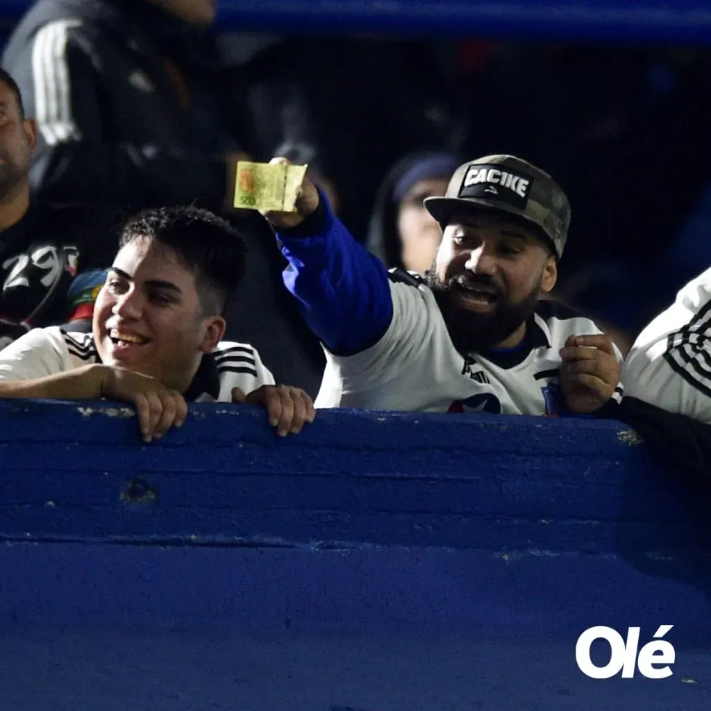 Diario Olé mostró cómo los hinchas de Colo Colo se burlaban de los de Boca Juniors mostrando, lanzando y rompiendo billetes. Foto: Olé.