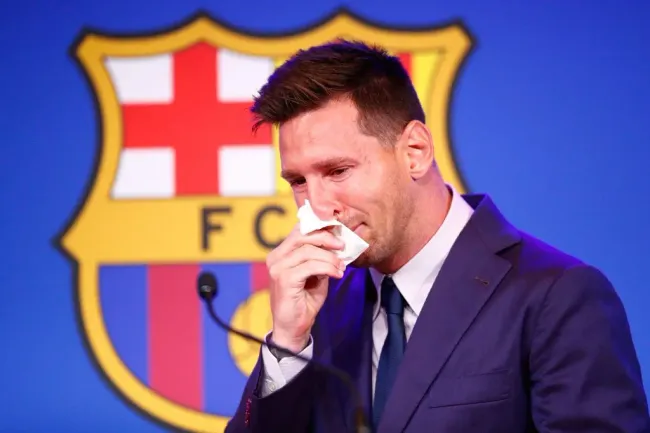 Lionel Messi tendrá que decidir su futuro fuera del FC Barcelona (Photo by Eric Alonso/Getty Images).