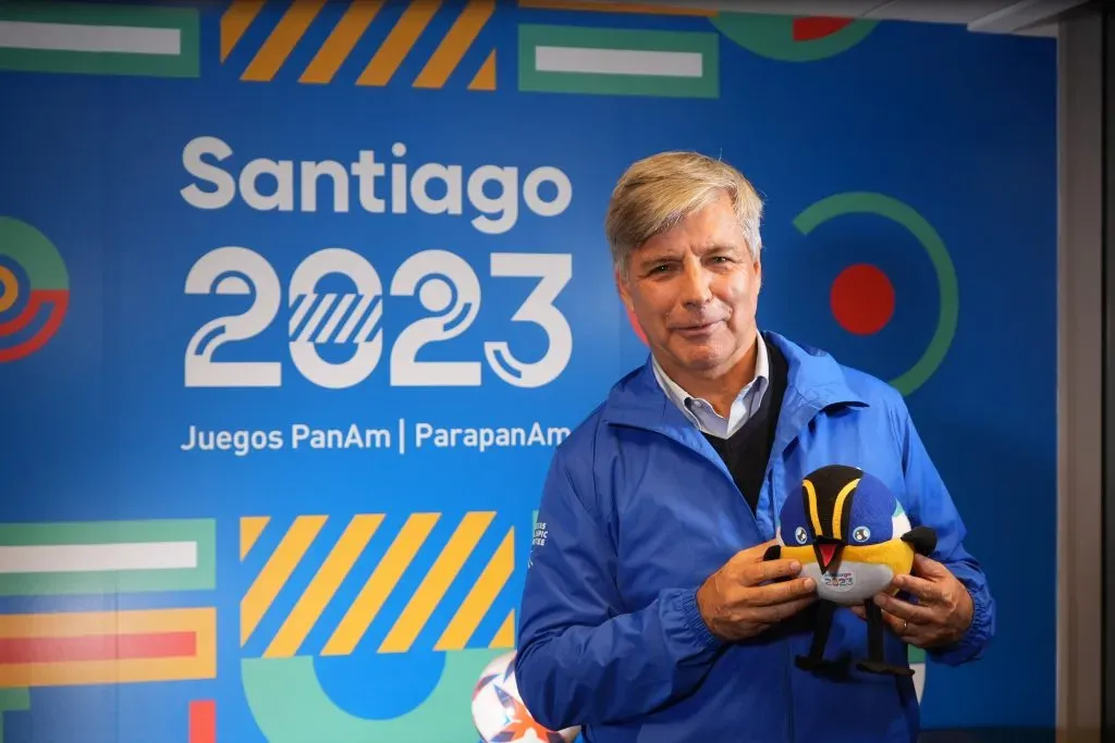 Harold Mayne-Nicholls junto a la mascota oficial, el pájaro sietecolores Fiu (foto: Sergio Maureira/Santiago 2023)