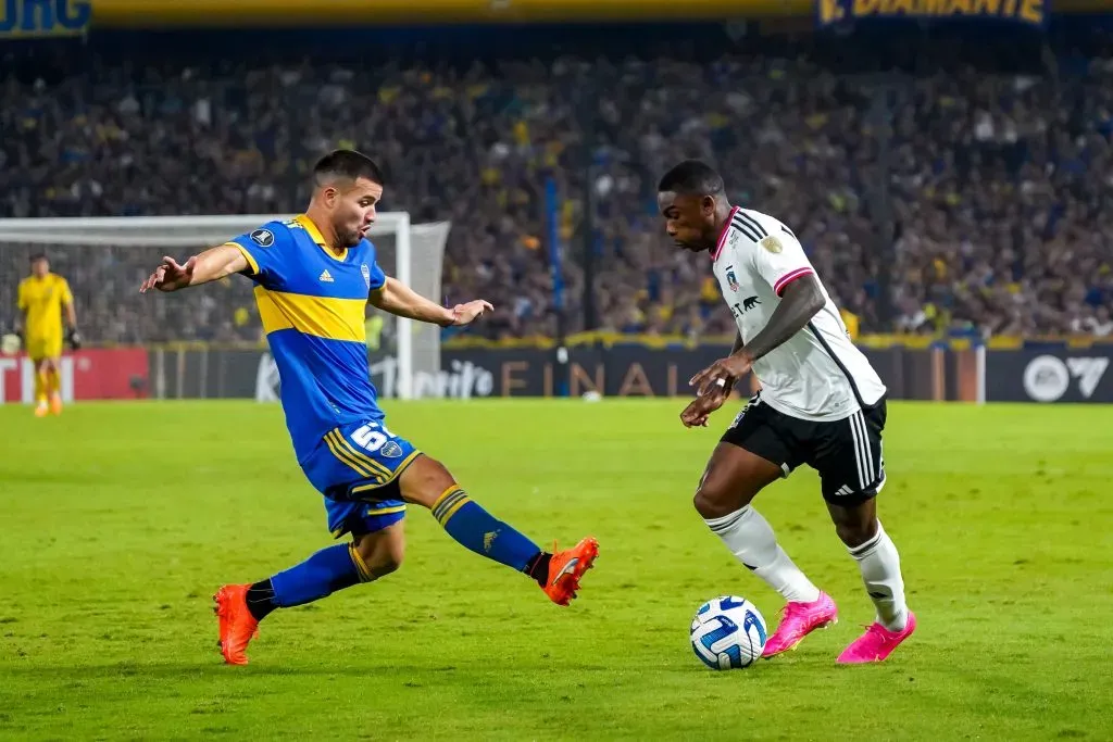 Fabián Castillo encara a Marcelo Weigandt, el autor del gol que le dio el triunfo a Boca Juniors vs. Colo Colo en La Bombonera. (Guille Salazar/RedGol).