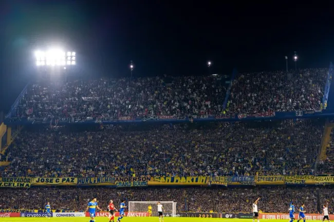 La hinchada de Colo Colo que se hizo presente en La Bombonera. (Guille Salazar/RedGol).